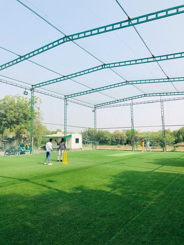 تغطية ملاعب وساحات خارجية.