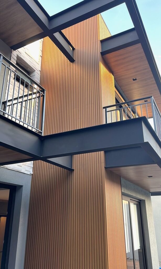 واجهات خشبية حديثة في المدينة