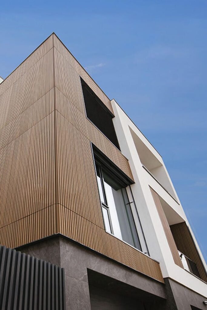 واجهات خشبية حديثة في المدينة