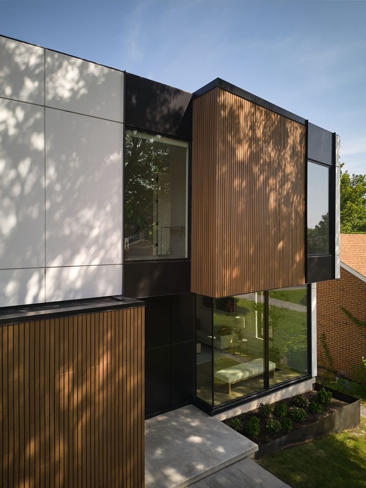 واجهات خشبية حديثة في المدينة