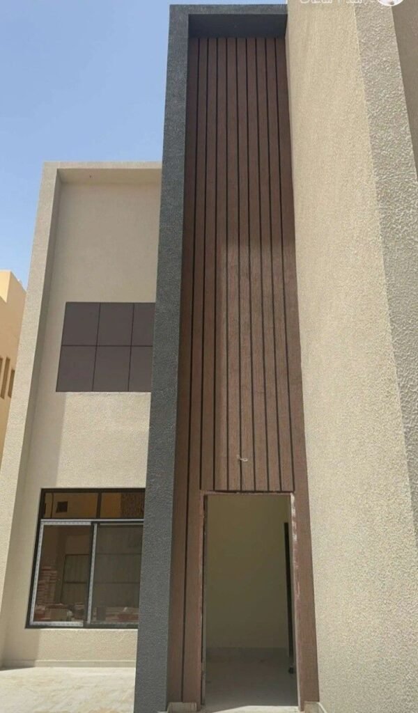 أعمال كسوة الجدران الخارجية ببديل الخشب بتشطيبات مميزة.