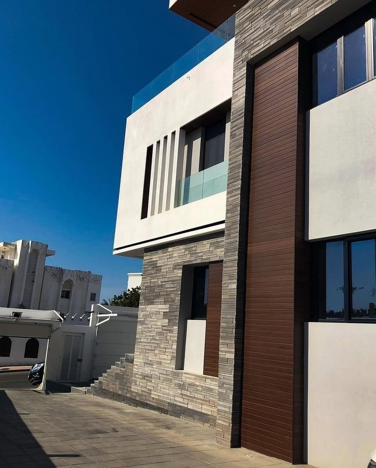 تنفيذ واجهات خشبية خارجية للمباني السكنية والاستراحات في المدينة.