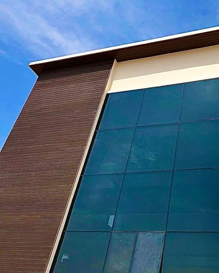 تصميم واجهة فيلا باستخدام بديل الخشب عالي الجودة في المدينة المنورة.